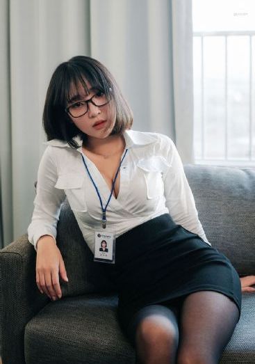 调教跪趴撅臀打pi眼